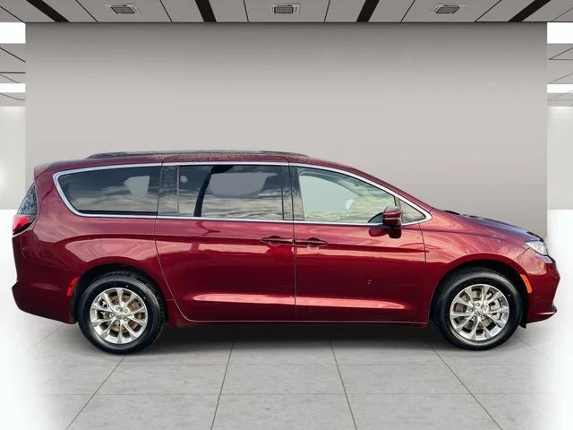 2022 Chrysler Pacifica Touring L photo 2