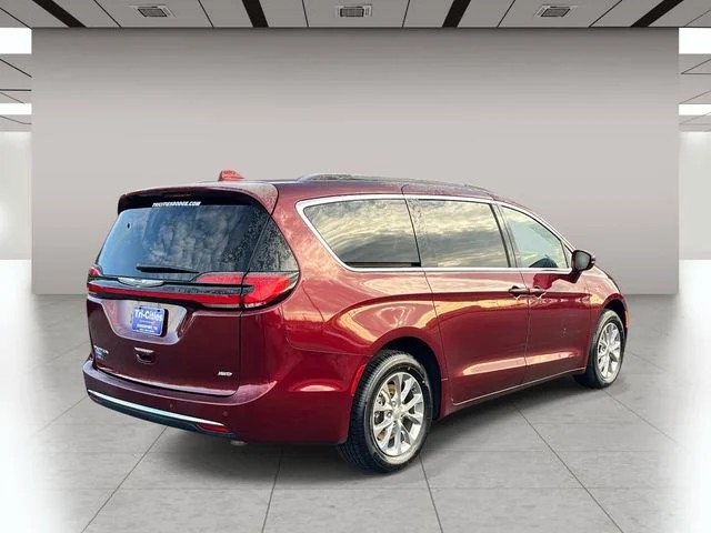 2022 Chrysler Pacifica Touring L photo 3