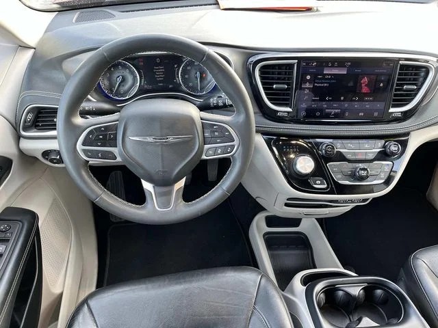 2022 Chrysler Pacifica Touring L photo 12