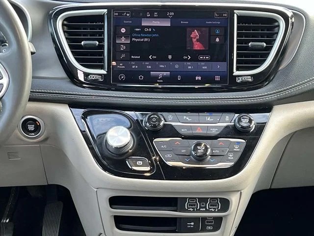 2022 Chrysler Pacifica Touring L photo 15