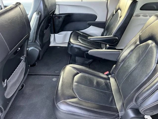 2022 Chrysler Pacifica Touring L photo 16