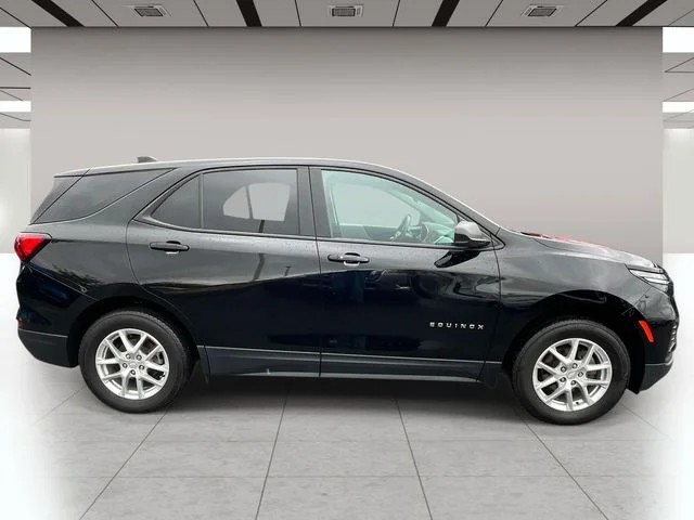 2023 Chevrolet Equinox LS photo 2