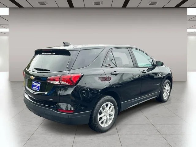 2023 Chevrolet Equinox LS photo 3