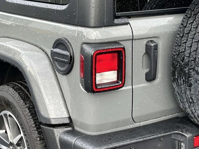 2023 Jeep Wrangler Sahara photo 5
