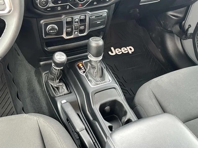 2023 Jeep Wrangler Sahara photo 14