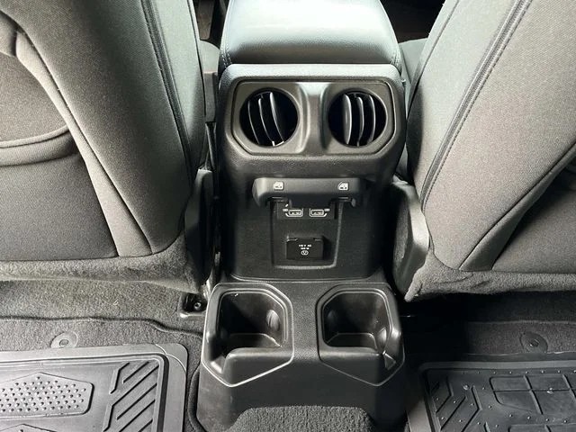 2023 Jeep Wrangler Sahara photo 16