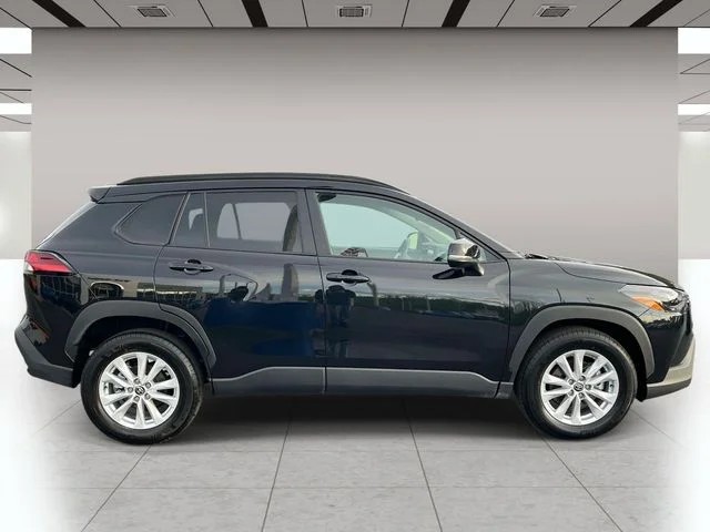 2026 Toyota Corolla Cross LE photo 2