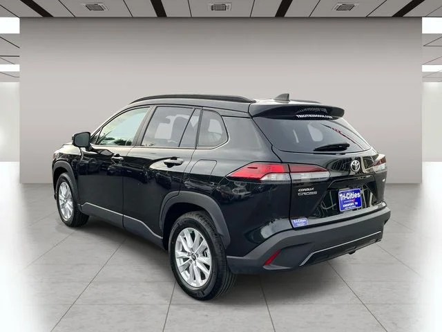 2026 Toyota Corolla Cross LE photo 6