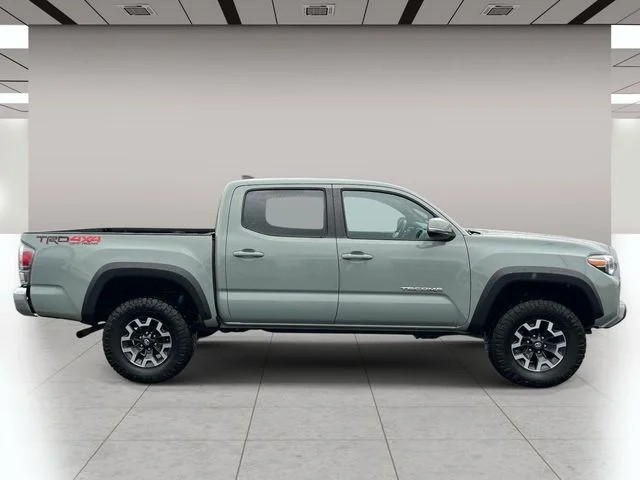 2023 Toyota Tacoma TRD Off-Road photo 2