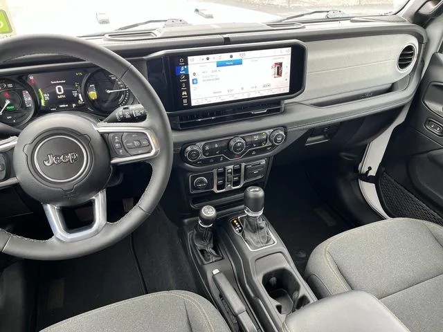 2025 Jeep Wrangler Sahara 4xe photo 13
