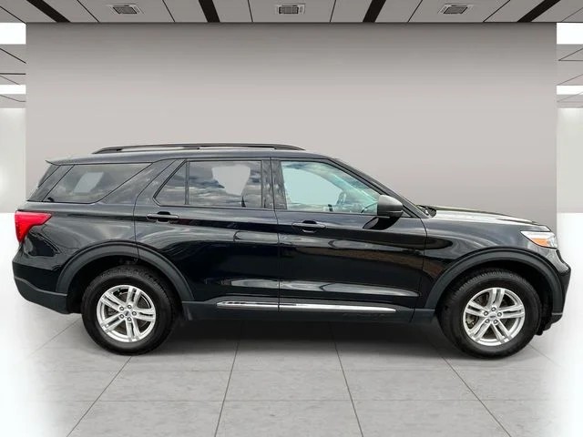 2023 Ford Explorer XLT photo 2