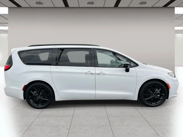 2025 Chrysler Pacifica Limited photo 2