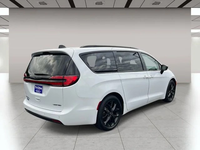 2025 Chrysler Pacifica Limited photo 3
