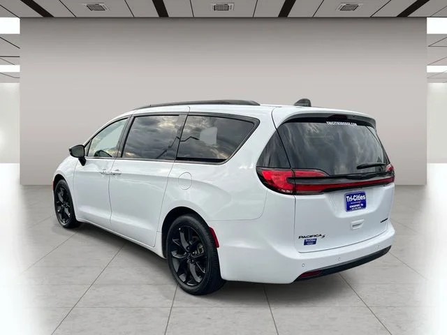 2025 Chrysler Pacifica Limited photo 6