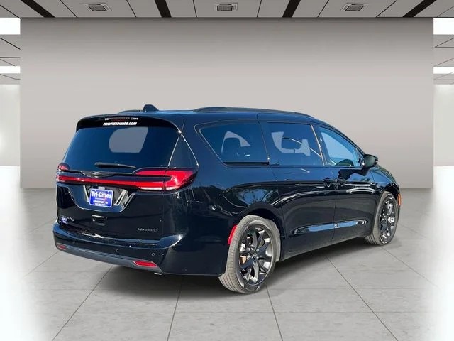 2025 Chrysler Pacifica Limited photo 3