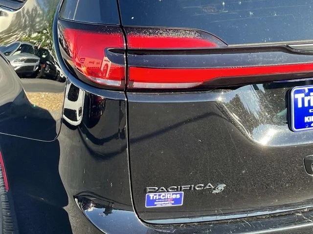 2025 Chrysler Pacifica Limited photo 5