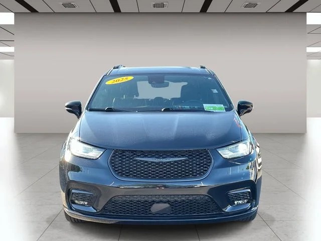 2025 Chrysler Pacifica Limited photo 9