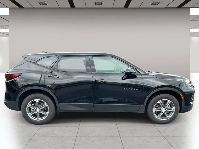 2025 Chevrolet Blazer LT photo 2