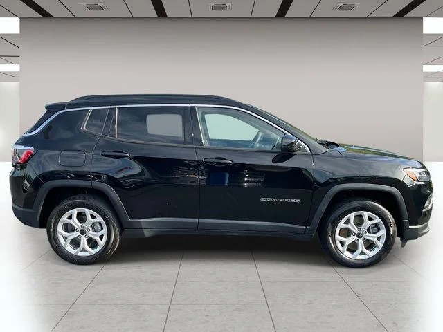 2025 Jeep Compass Latitude photo 2