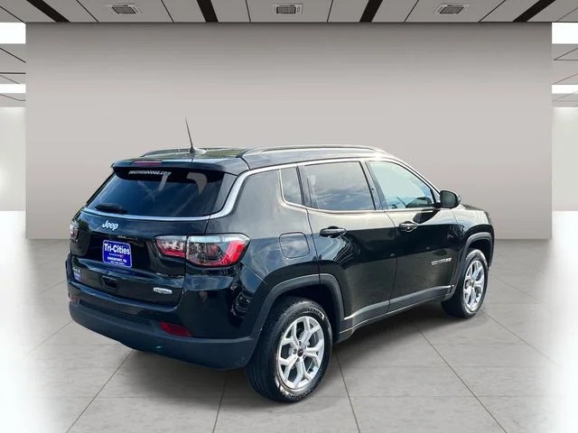 2025 Jeep Compass Latitude photo 3
